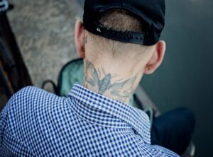 tatuaj aripi pe gat