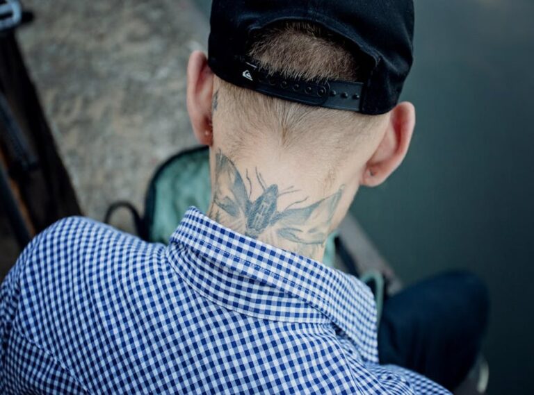 tatuaj aripi pe gat